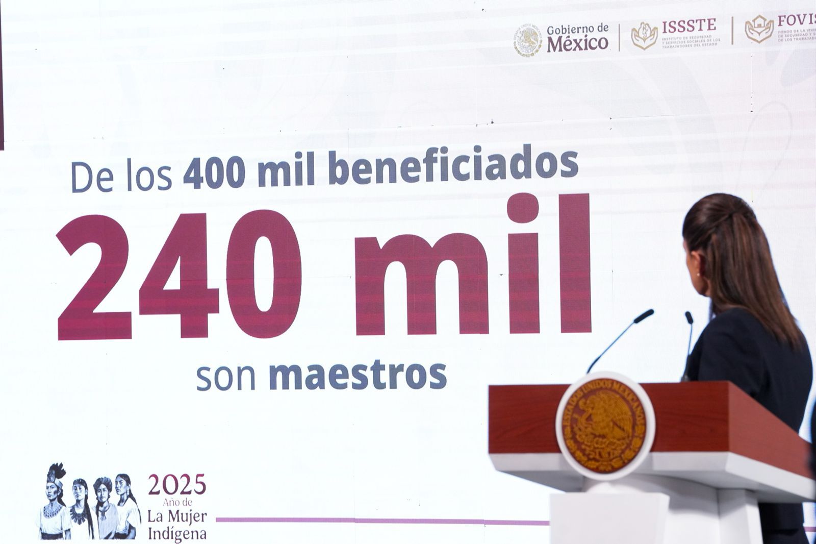 Claudia Sheinbaum firma decreto para beneficiar a 400 mil trabajadores del estado con créditos impagables del FOVISSSTE