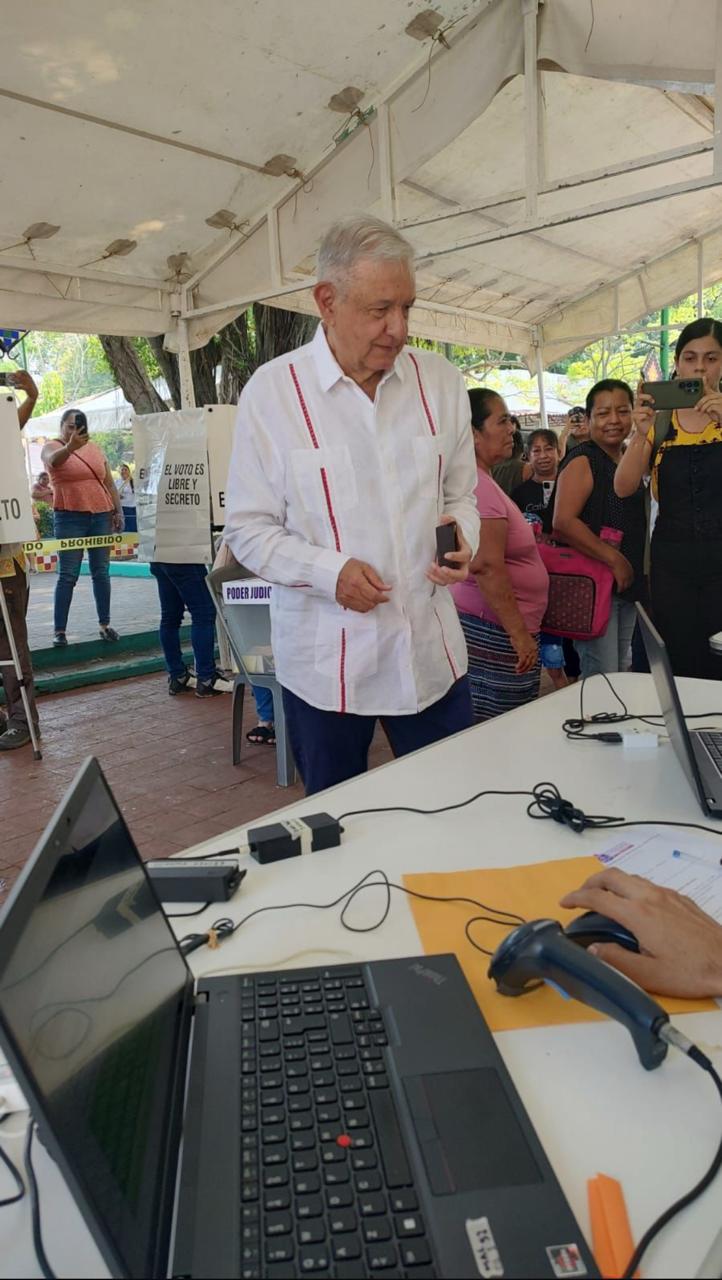 Reaparece Andrés Manuel López Obrador, para votar en la elección del Poder Judicial