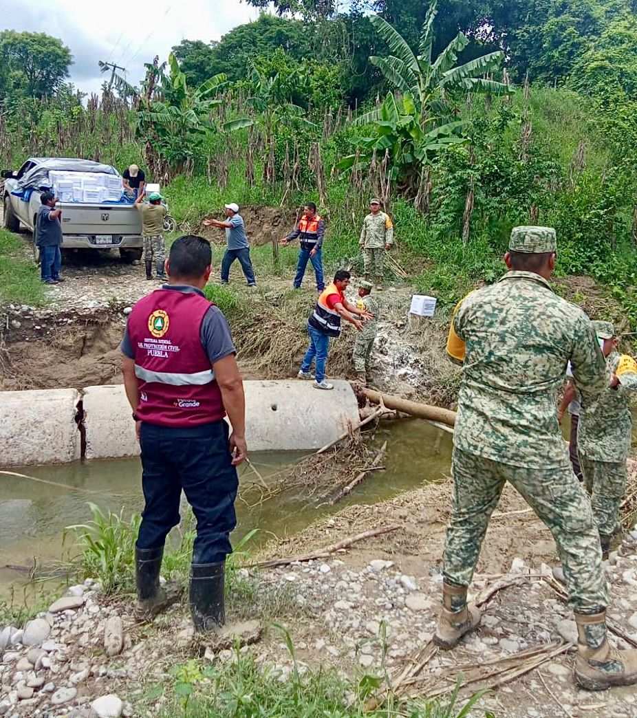 Entregan víveres a comunidades incomunicadas por lluvias en la Sierra Norte de Puebla