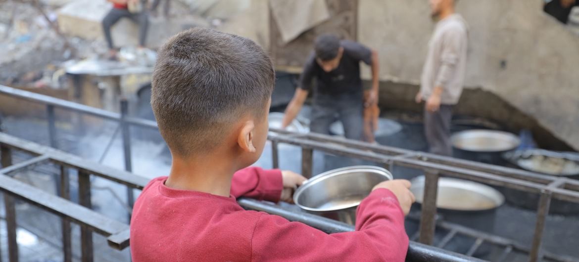 El asesinato por soldados israelíes de personas buscando comida constituiría un crimen de guerra