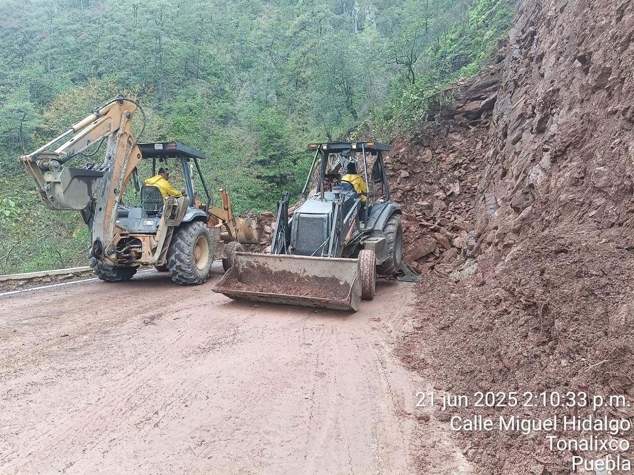 Movilizan maquinaria para liberar vías de comunicación afectadas por derrumbes en la Sierra Norte de Puebla