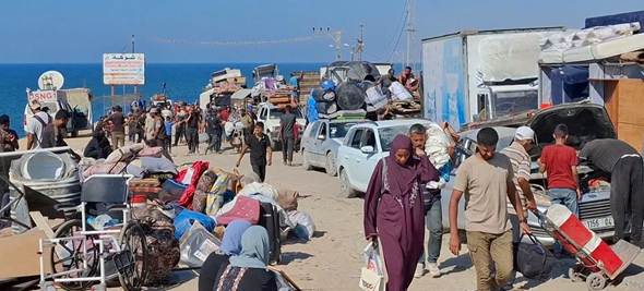 Miles huyen a pie de la ciudad de Gaza sin refugio, sin transporte, sin dinero, sin futuro