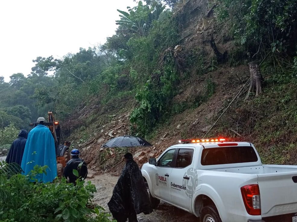 Por lluvias en Puebla se apoya a población  hubo deslaves y daños en una escuela en Huachinango