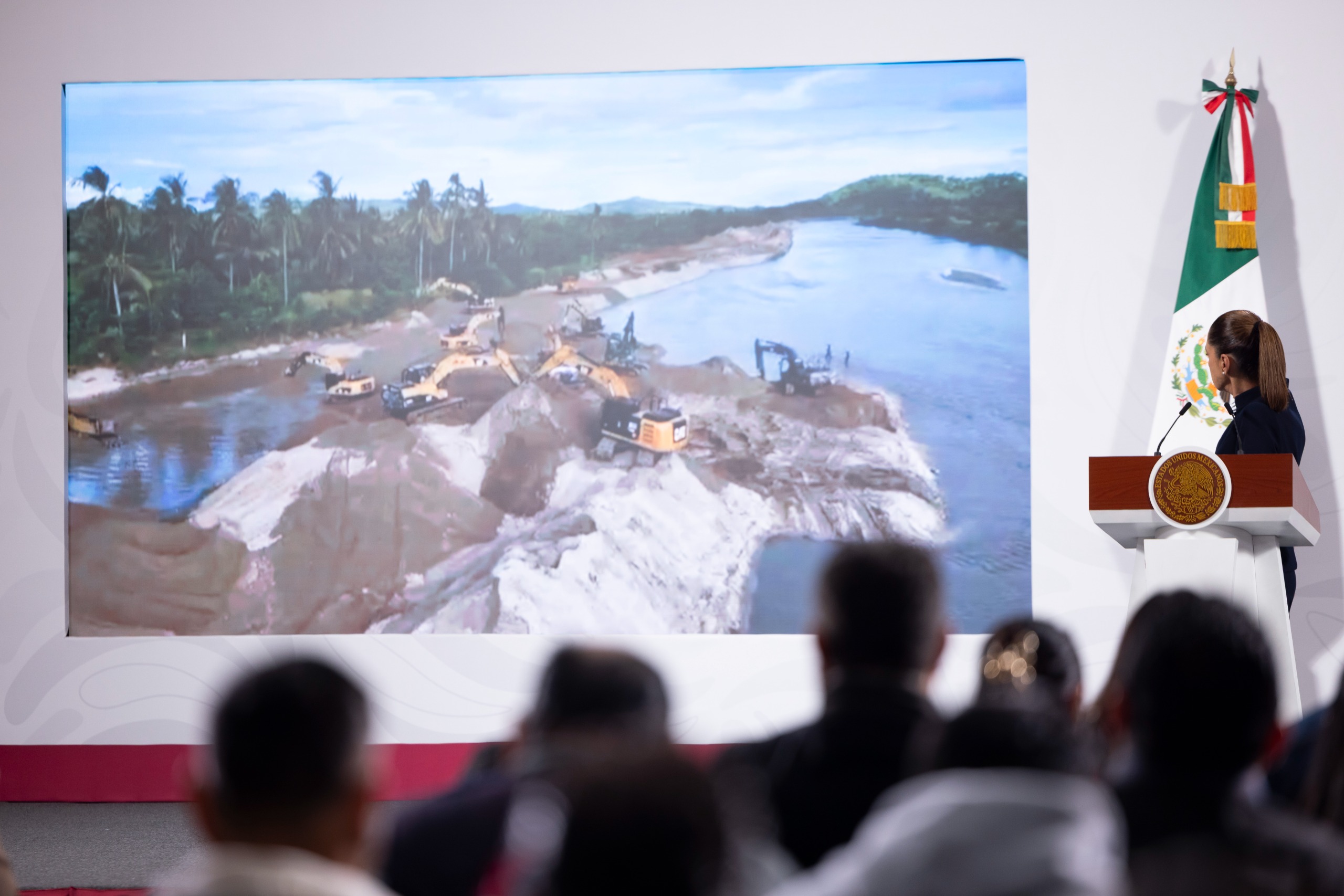 Se destina toda la fuerza del Estado Mexicano para garantizar el apoyo a la población afectada por las lluvias: Presidenta Claudia Sheinbaum