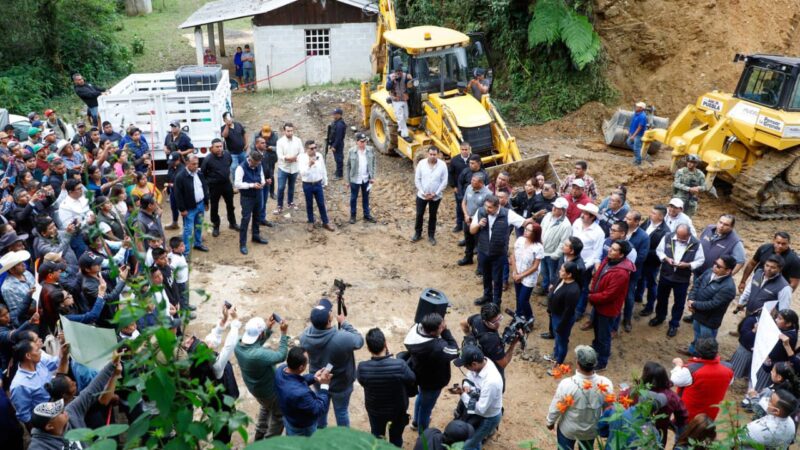 Con módulos de maquinaria, Puebla abre caminos afectados por deslaves en Eloxochitlán