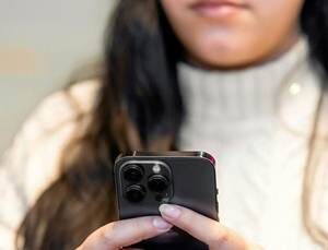 La inteligencia artificial y el anonimato alimentan el aumento de la violencia digital contra las mujeres