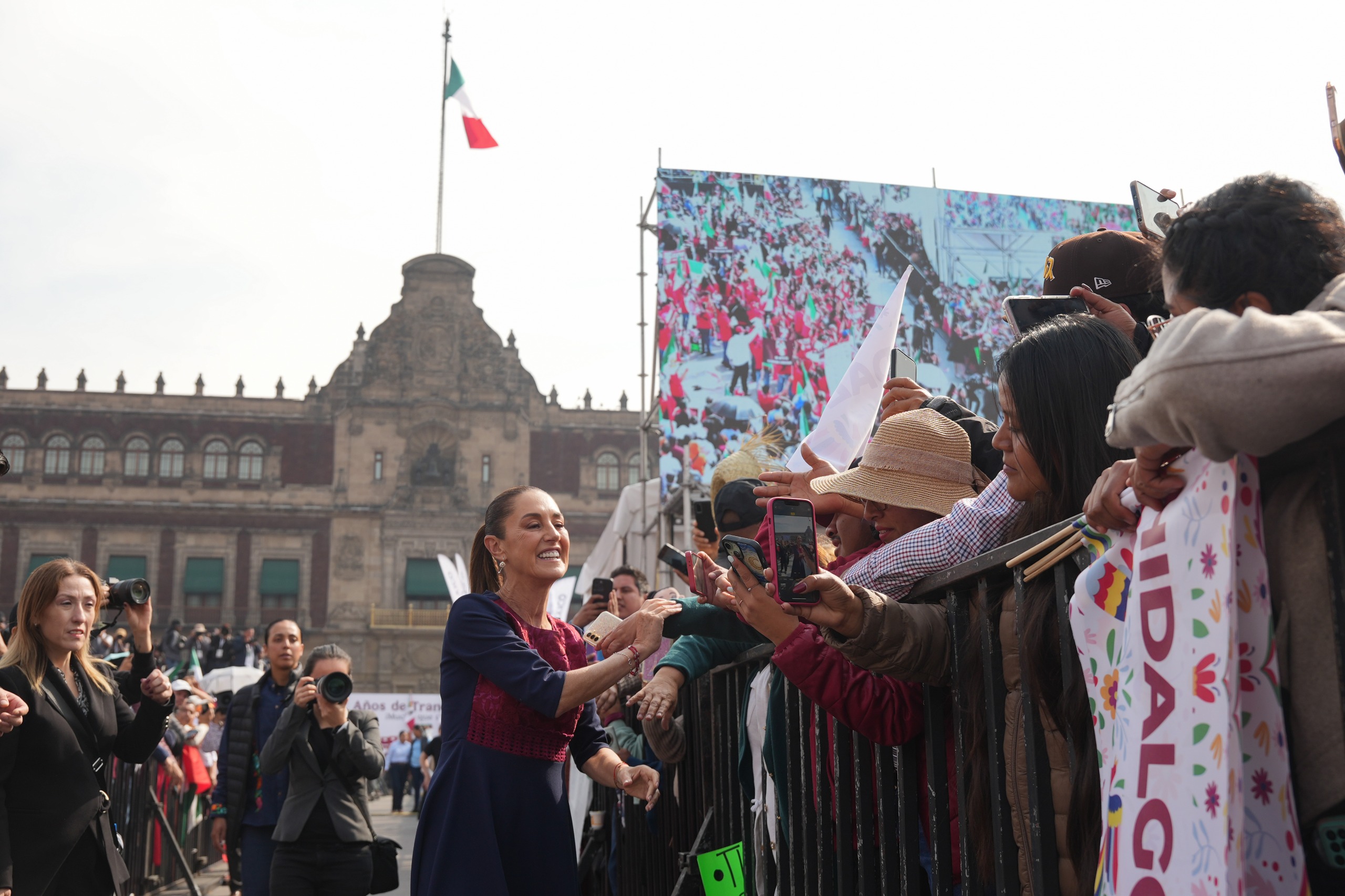 Ante 600 mil personas en el zócalo, Presidenta Claudia Sheinbaum sostiene: México avanza con dignidad, con justicia, con unidad y con la fuerza invencible de su Pueblo