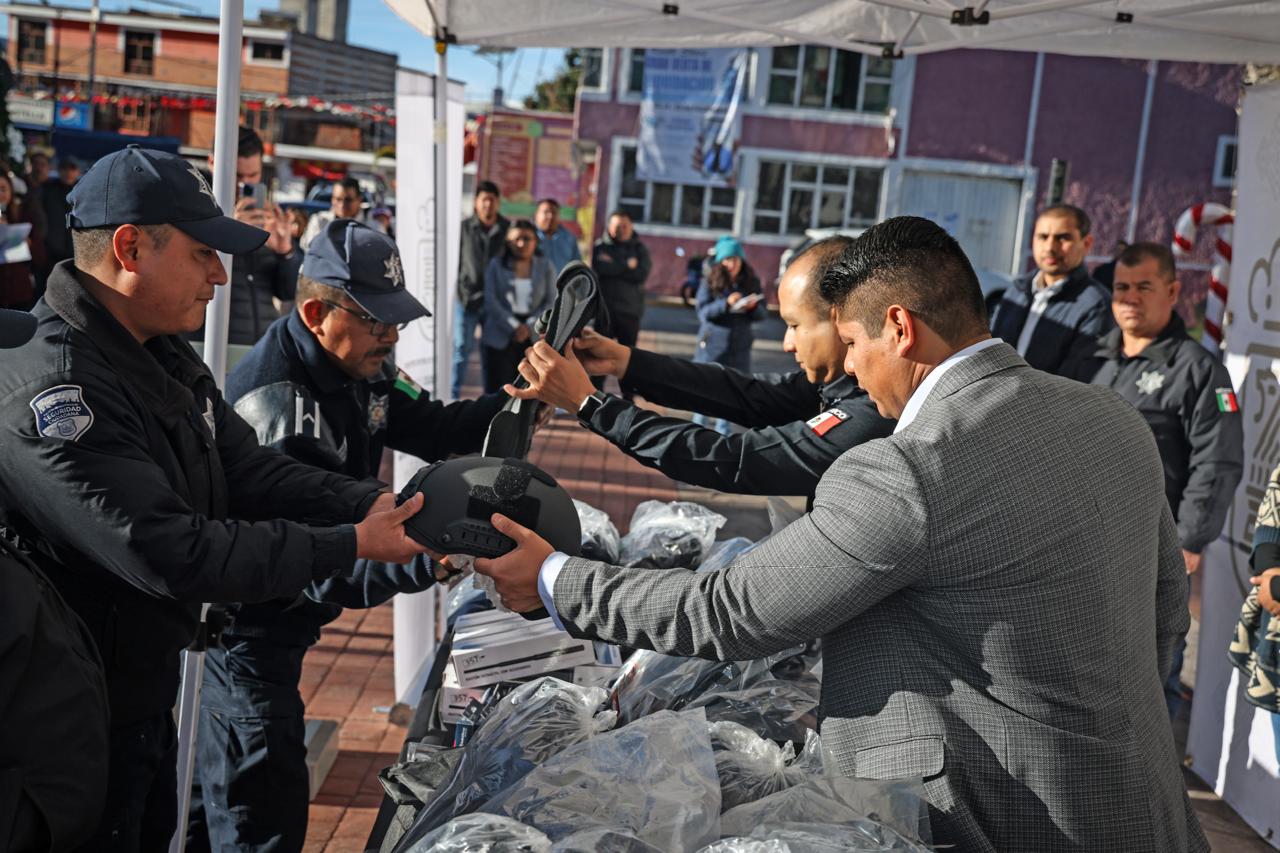 Entregan uniformes y equipo a elementos de la policía municipal de Cuautlancingo