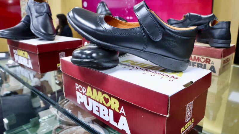 Entrega la SEP Puebla uniformes y zapatos a escolares en Puebla