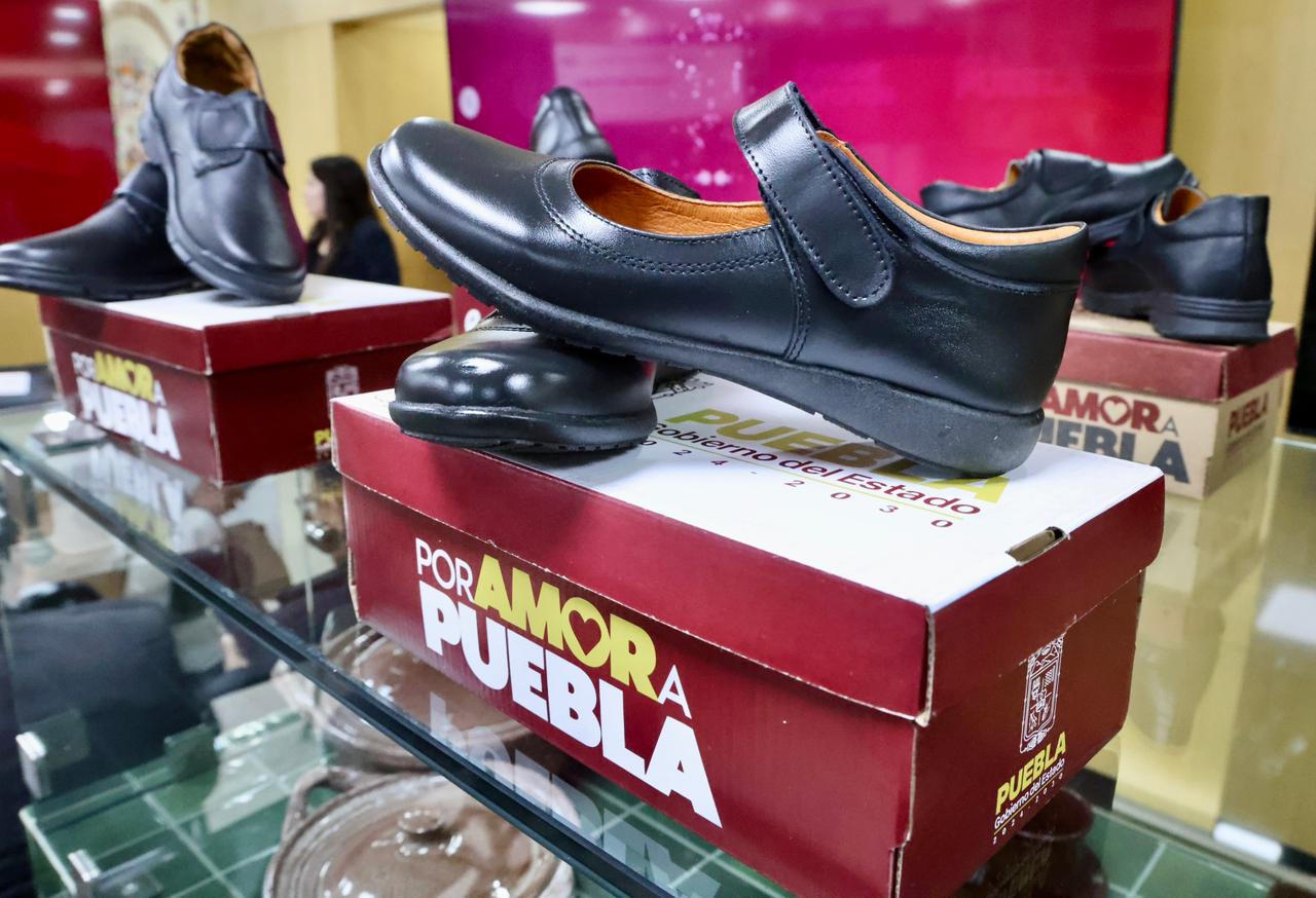 Entrega la SEP Puebla uniformes y zapatos a escolares en Puebla
