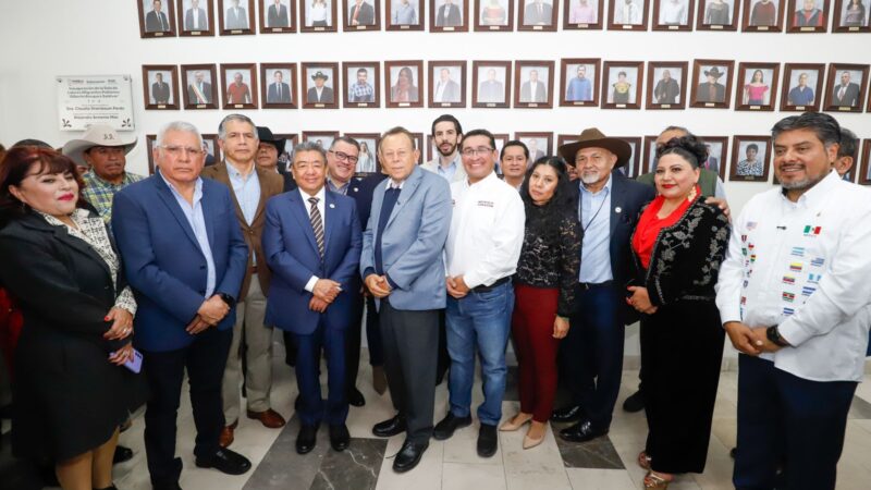 Se inauguró una exposición fotográfica en reconocimiento a la contribución humanista, social y económica de las y los connacionales