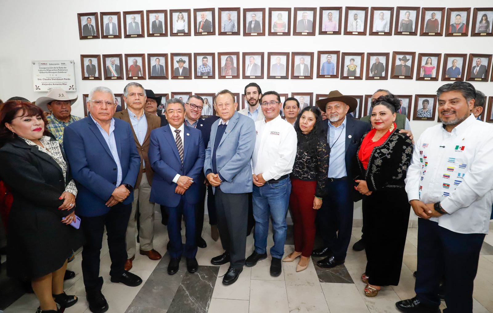 Se inauguró una exposición fotográfica en reconocimiento a la contribución humanista, social y económica de las y los connacionales