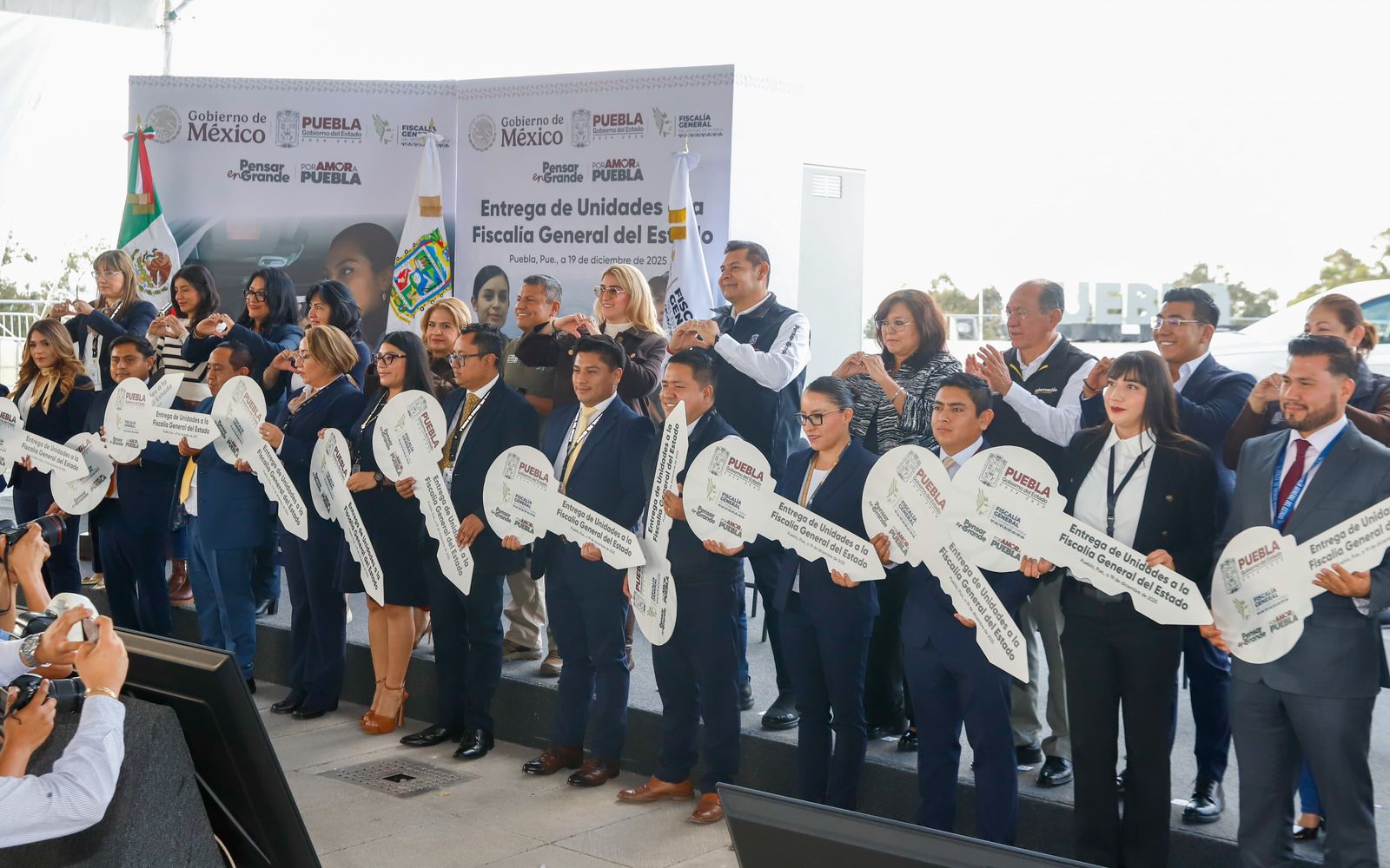 En reconocimiento a su labor, Puebla fortalece con unidades a la fiscalía