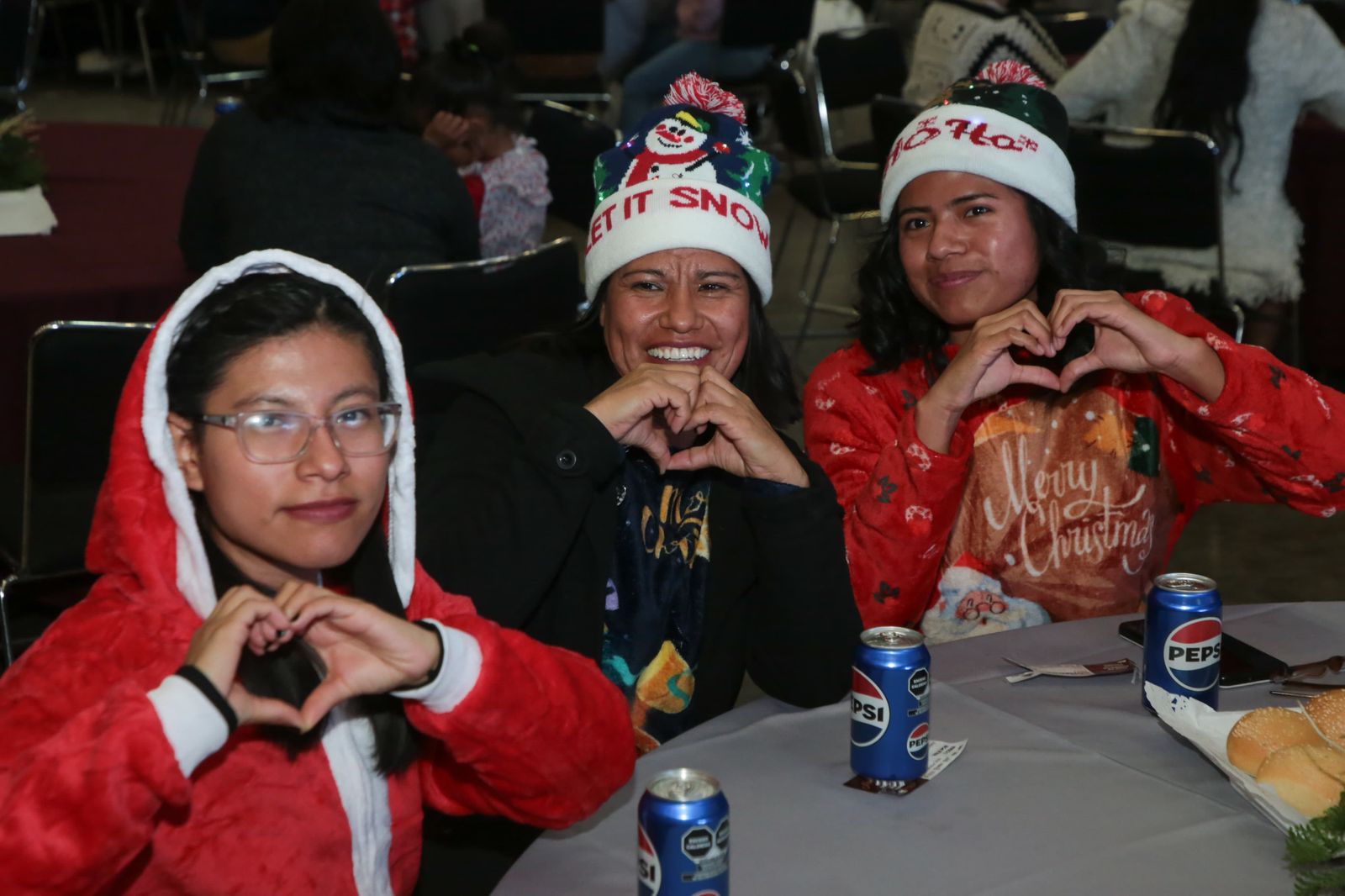 En unión y armonía, celebran con cena navideña a familias de Puebla