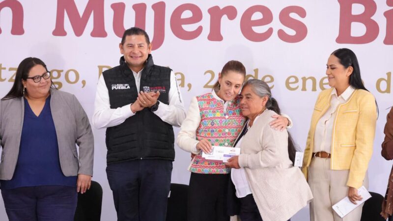Presidenta Claudia Sheinbaum encabeza entrega de tarjetas del Programa Pensión Mujeres Bienestar en Acatzingo, Puebla