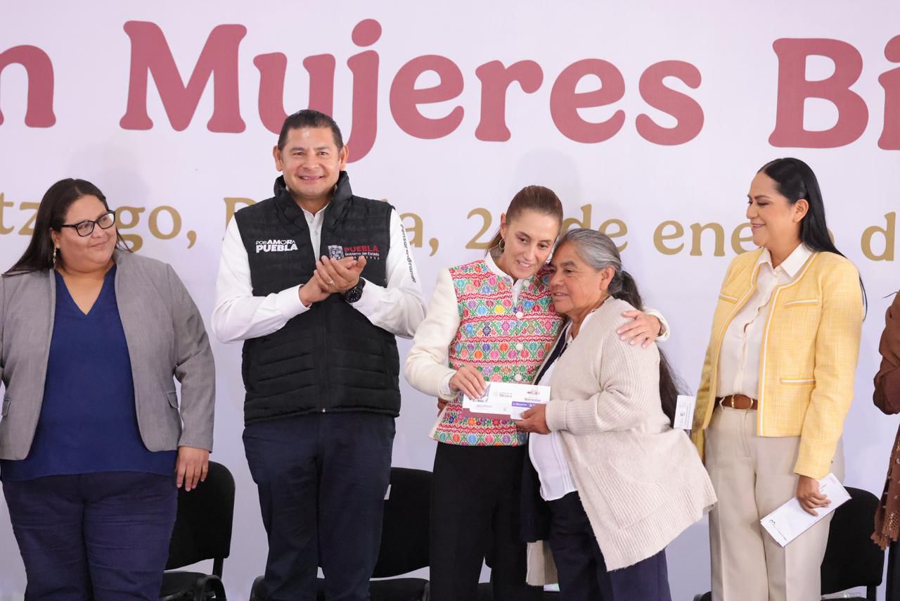 Presidenta Claudia Sheinbaum encabeza entrega de tarjetas del Programa Pensión Mujeres Bienestar en Acatzingo, Puebla