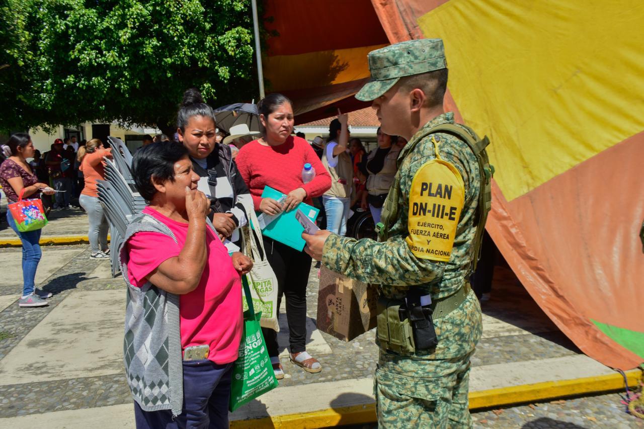 Entrega de apoyos a las familias afectadas por tormenta Jerry en Sierra Norte de Puebla