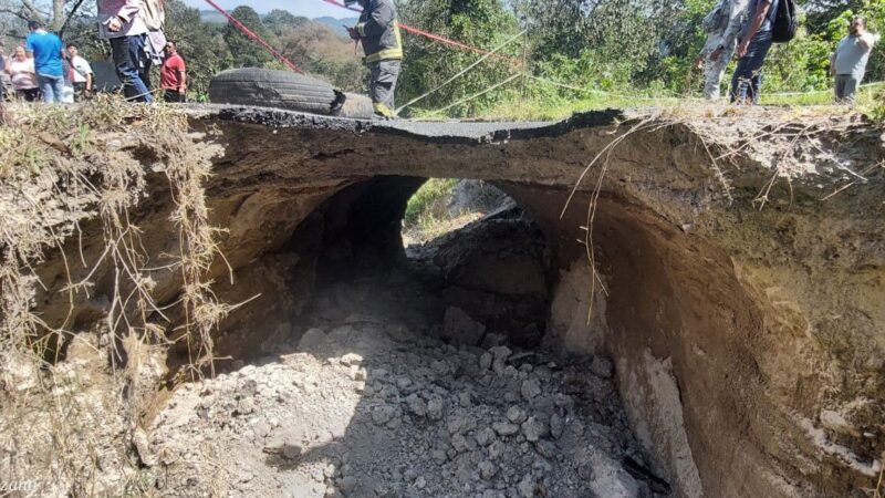 Atiende gobierno de Puebla falla de suelo en carretera Acuaco – Huehuetla