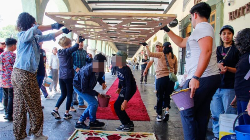 Con motivo de la procesión del Viernes Santo, se instaló alfombra monumental en San Pedro Cholula