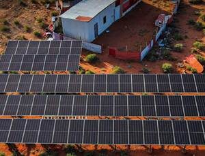 La guerra en Oriente Medio amenaza la producción de paneles solares y baterías