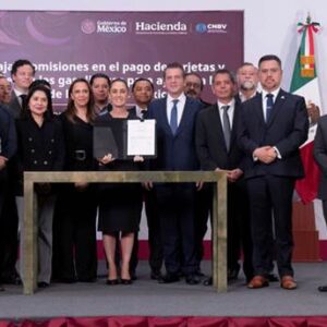 Presidenta firma acuerdo para reducir comisiones en pagos de gasolina y diésel con tarjetas y vales