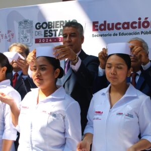 Entrega SEP cofias y distintivos a estudiantes de la Universidad de la Salud