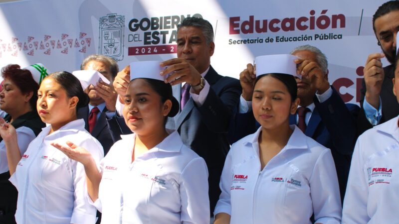 Entrega SEP cofias y distintivos a estudiantes de la Universidad de la Salud