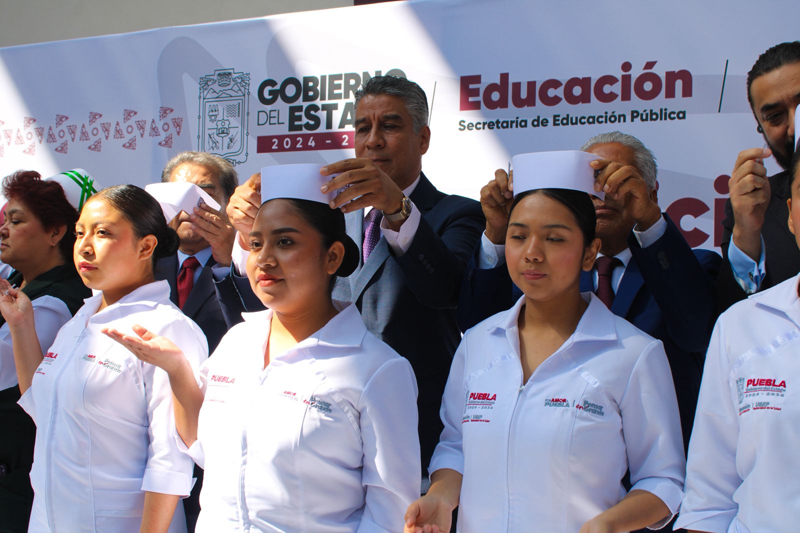 Entrega SEP cofias y distintivos a estudiantes de la Universidad de la Salud