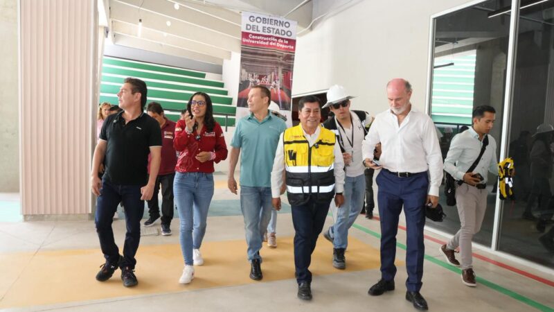 Julio César Chávez y Jorge “El Travieso” Arce recorrieron las instalaciones y motivaron a jóvenes poblanos en la UDEP