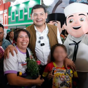 Convivencia y cercanía en la Feria de Puebla, el gobernador Armenta Mier realiza recorrido