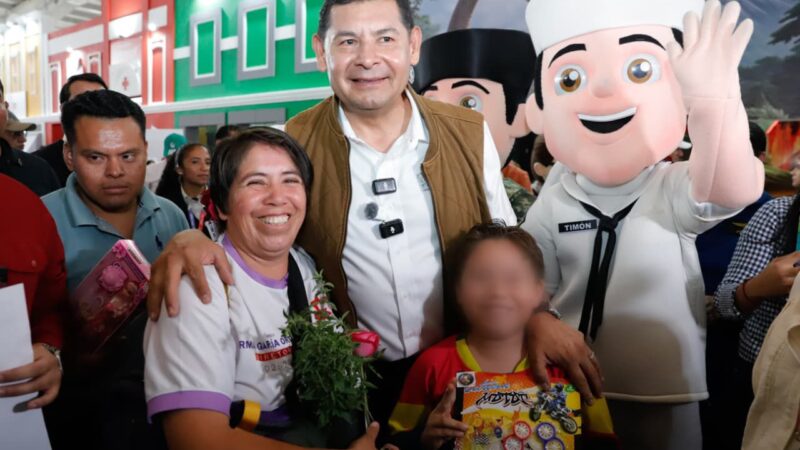 Convivencia y cercanía en la Feria de Puebla, el gobernador Armenta Mier realiza recorrido