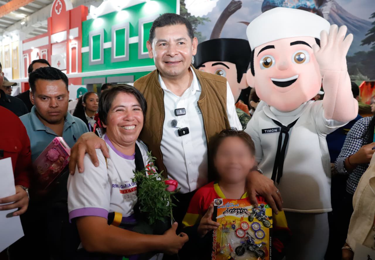 Convivencia y cercanía en la Feria de Puebla, el gobernador Armenta Mier realiza recorrido