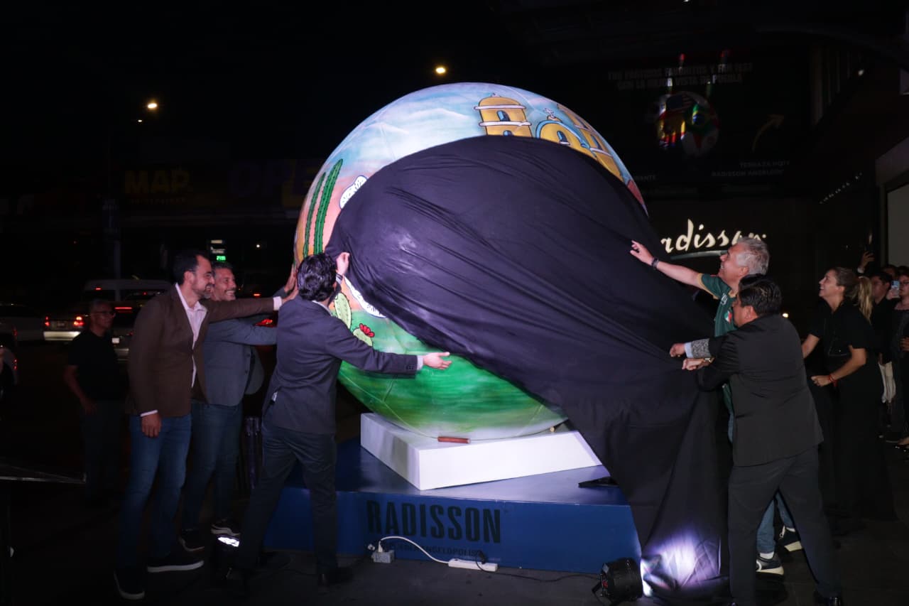 Develan balón mundialista en el Hotel Radisson Puebla