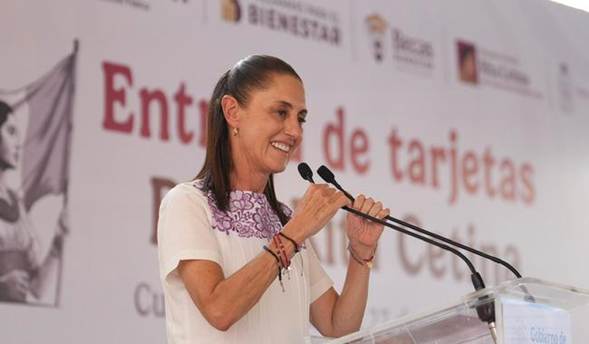 Presidenta Claudia Sheinbaum entrega tarjetas de la Beca Rita Cetina para Uniformes y Útiles a estudiantes de primaria