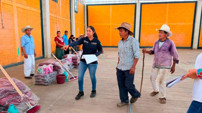 Protección Civil entrega apoyos a afectados por intensa lluvia en Huehuetla