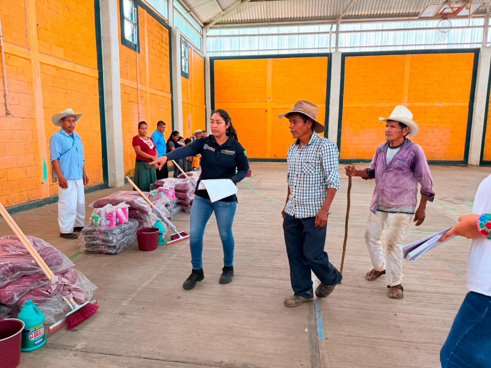 Protección Civil entrega apoyos a afectados por intensa lluvia en Huehuetla