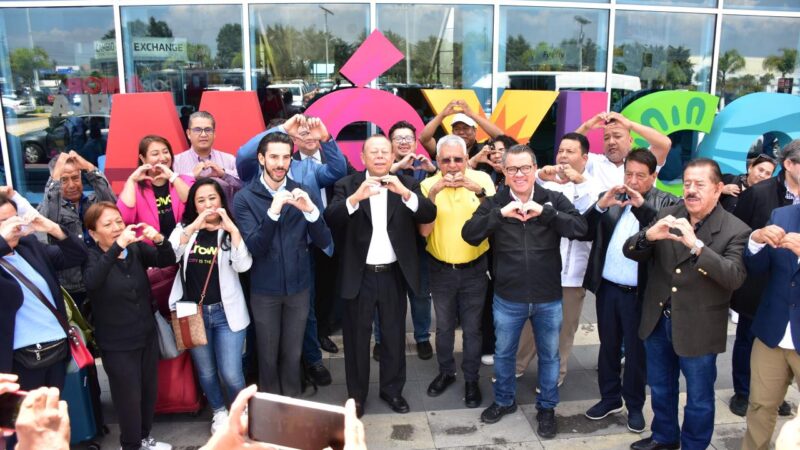 Llegan a Puebla los primeros pasajeros del vuelo directo desde Newark