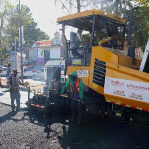 Presidenta Sheinbaum destaca estrategia de Armenta Mier para pavimentación con maquinaria propia