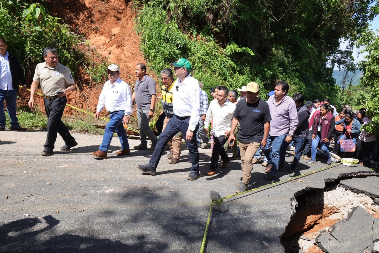 Gobierno de Puebla despliega maquinaria y apoyos sociales para atender emergencia en la Sierra Negra