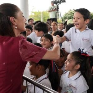 Siempre voy a estar pendiente de las niñas y niños: Presidenta entrega beca Rita Cetina para uniformes y útiles en Villa de Álvarez, Colima