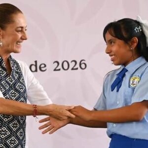 Presidenta entrega Beca Rita Cetina para uniformes y útiles en Minatitlán