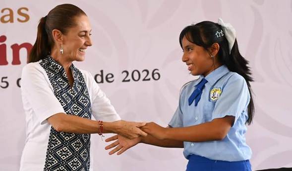 Presidenta entrega Beca Rita Cetina para uniformes y útiles en Minatitlán