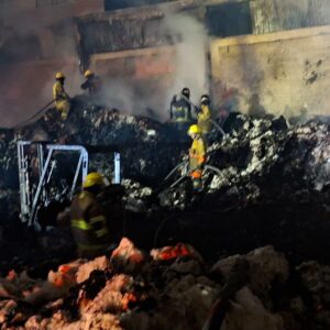 Tras 18 horas de labores, Protección Civil liquida incendio en bodega