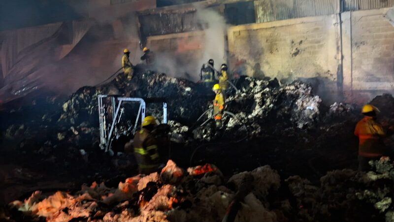 Tras 18 horas de labores, Protección Civil liquida incendio en bodega