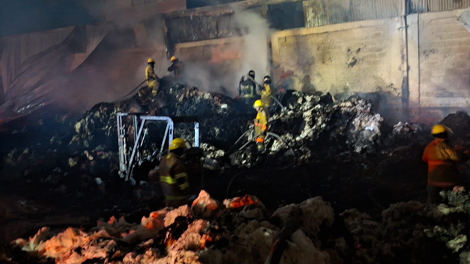 Tras 18 horas de labores, Protección Civil liquida incendio en bodega