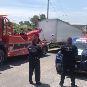 Policía Estatal de caminos recupera contenedor robado con violencia y asegura vehículo en Tlatlauquitepec
