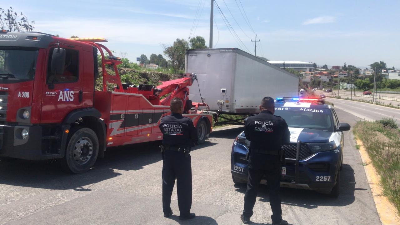 Policía Estatal de caminos recupera contenedor robado con violencia y asegura vehículo en Tlatlauquitepec