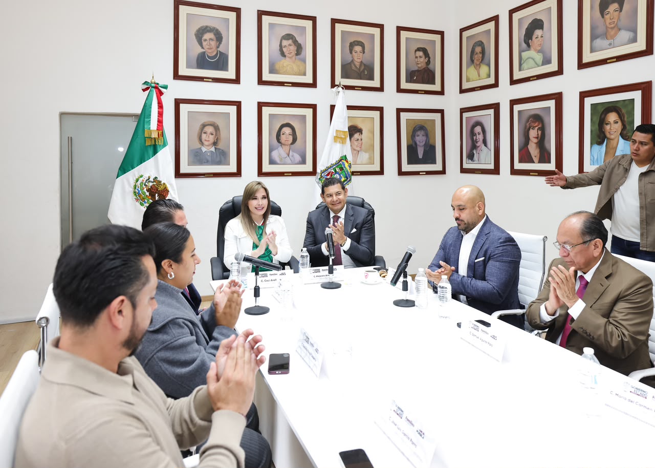 Relevo en el SEDIF Puebla Carlos Ochoa Rodríguez asume la dirección del organismo