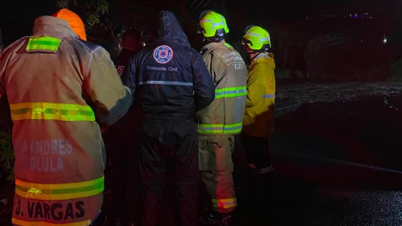 Una patrulla de la Policía Municipal presuntamente fue arrastrada por el desbordamiento del río Atoyac, con un elemento a bordo