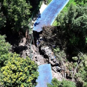 Con obra comunitaria y maquinaria, gobierno de Puebla interviene deslave en Parque Metropolitano
